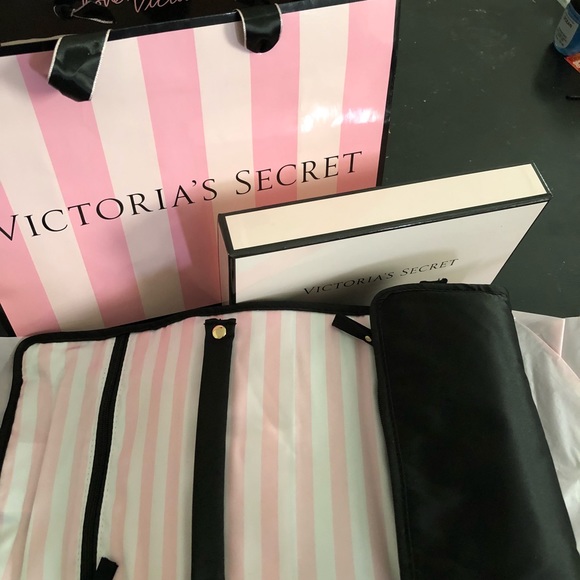 Victoria’s Secret Exclusive Jewelry Bag - Picture 5 of 8